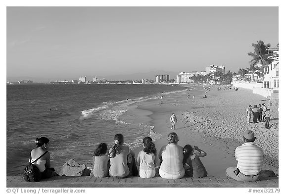 Family sitting above the beach, late afternoon, Puerto Vallarta, Jalisco. Jalisco, Mexico (black and white)