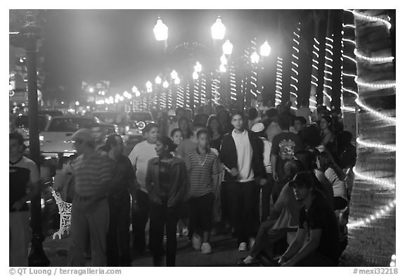 Black and White Picture/Photo: Crowds on the Malecon at night, Puerto ...