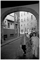 Women walking in a tunnel. Guanajuato, Mexico (black and white)