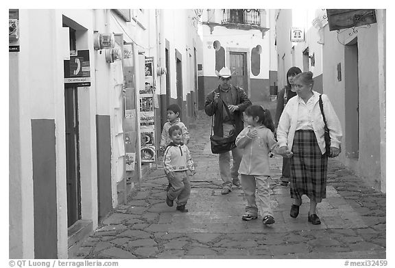 Family walking down an alley. Guanajuato, Mexico (black and white)