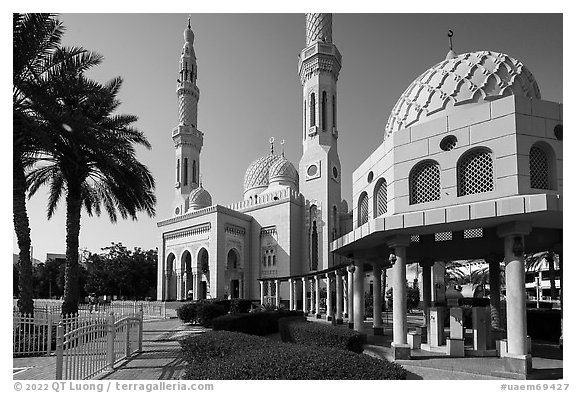 Jumeira Mosque. United Arab Emirates (black and white)
