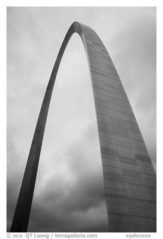 St Louis Arch and cloudy skies. Gateway Arch National Park (black and white)