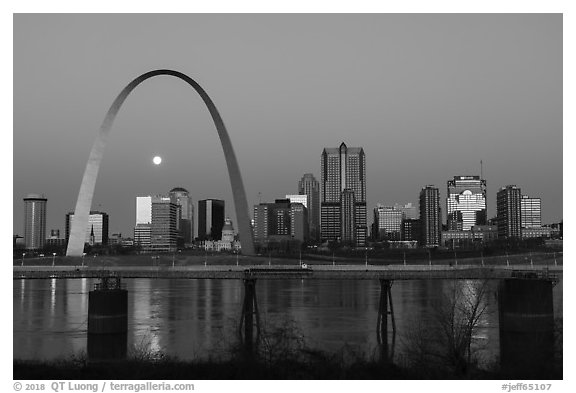 St Louis skyline and Mississippi River at dawn. Gateway Arch National Park (black and white)