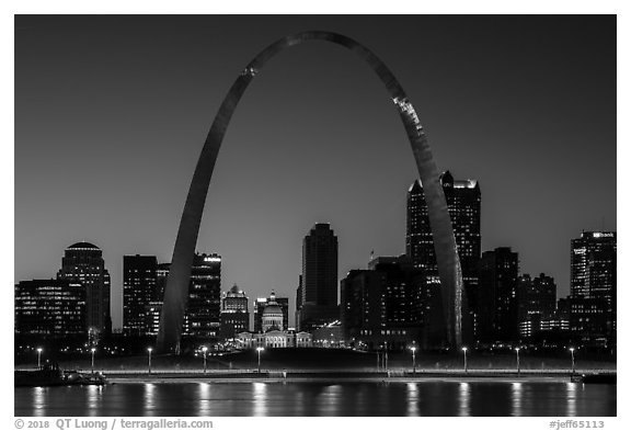Arch and Old Courthouse across Mississippi River at dusk. Gateway Arch National Park (black and white)