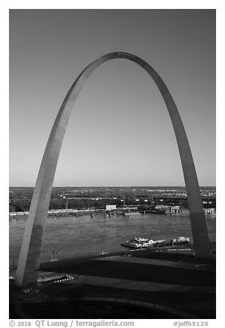 Arch and Mississippi River from above, late afternoon. Gateway Arch National Park (black and white)