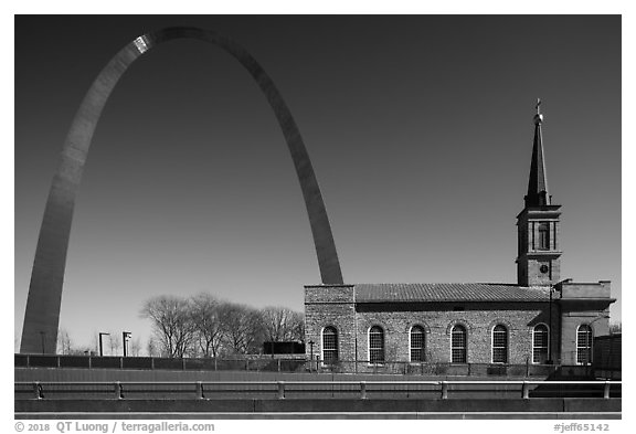 Old Cathedral and Arch. Gateway Arch National Park (black and white)