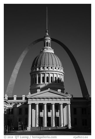 Old Courthouse and Arch. Gateway Arch National Park (black and white)