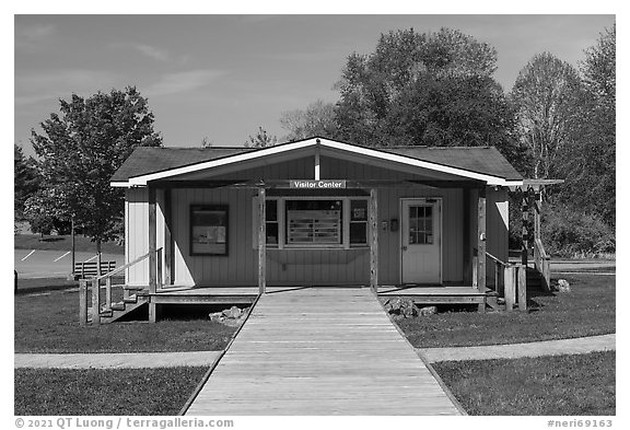 Grandview Visitor Center. New River Gorge National Park and Preserve (black and white)