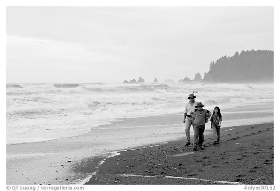 Family walking on Rialto Beach. Olympic National Park (black and white)