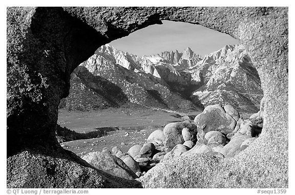 Alabama hills arch I and Sierras, early morning. Sequoia National Park (black and white)