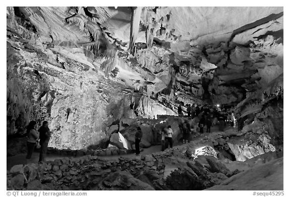 Tourists in huge Subterranean room, Crystal Cave. Sequoia National Park (black and white)