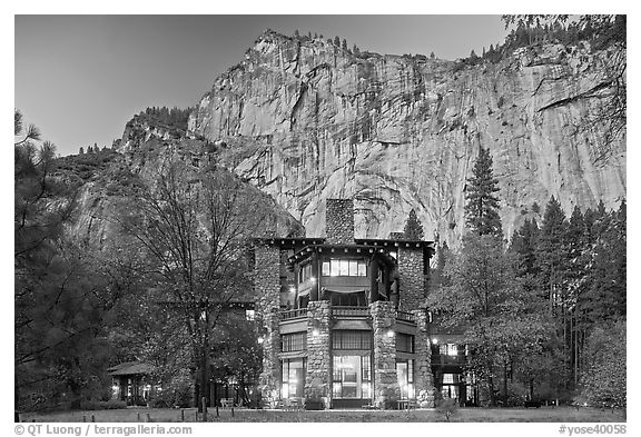 Ahwahnee hotel and cliffs. Yosemite National Park (black and white)