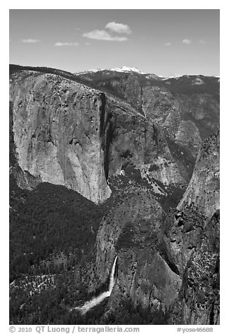 Bridalveil Fall and El Capitan. Yosemite National Park (black and white)