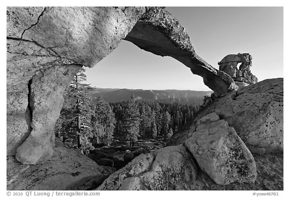 Indian Arch, late afternoon. Yosemite National Park (black and white)