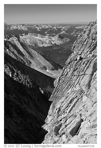 Cliff and distant mountains below the summit of Mount Conness. Yosemite National Park, California, USA.