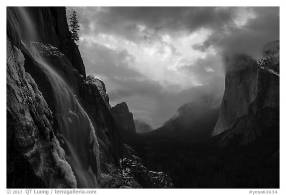 Seasonal waterfall, Yosemite Valley, El Capitan. Yosemite National Park (black and white)