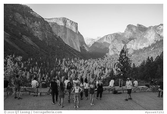 Tourists at Tunnel View. Yosemite National Park (black and white)