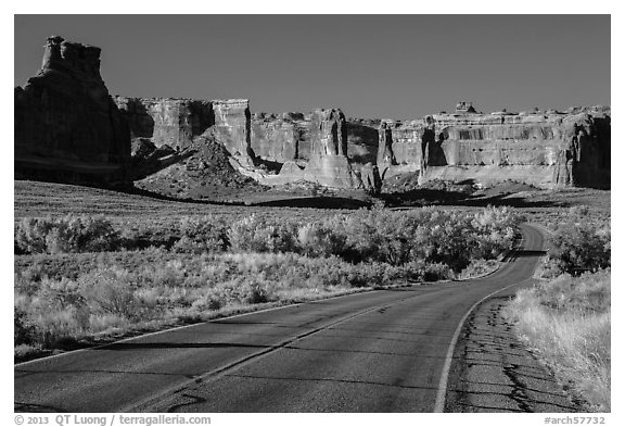 Road, Courthouse wash and Courthouse towers. Arches National Park, Utah, USA.