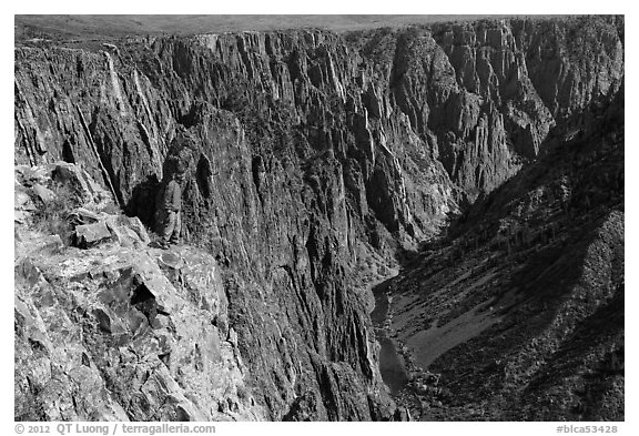 Park visitor looking, Pulpit rock overlook. Black Canyon of the Gunnison National Park (black and white)
