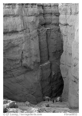 Navajo Trail descending between Hoodoos. Bryce Canyon National Park, Utah, USA.