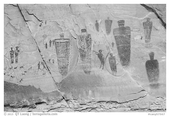 Life-sized anthropomorphic images, the Great Gallery, Horseshoe Canyon. Canyonlands National Park (black and white)