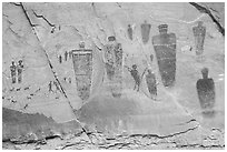 Life-sized anthropomorphic images, the Great Gallery, Horseshoe Canyon. Canyonlands National Park ( black and white)