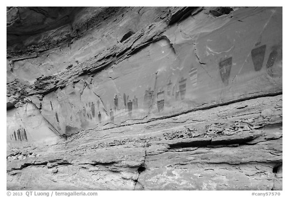 Oblique view of entire Great Gallery panel, Horseshoe Canyon. Canyonlands National Park (black and white)