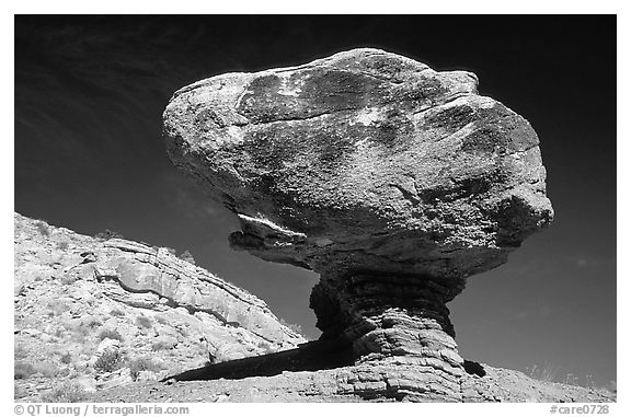 Balancing rock in  Hartnet Draw. Capitol Reef National Park (black and white)