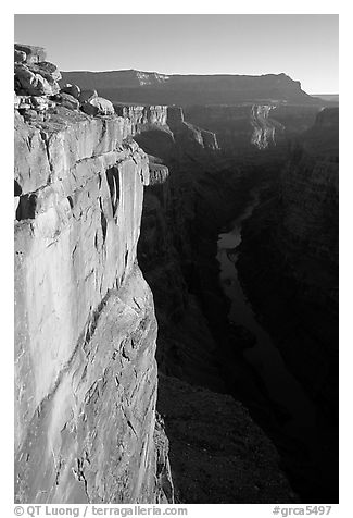 Black and White Picture/Photo: Vertical cliff and Colorado River at ...