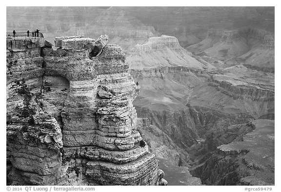 Family on Mather Point. Grand Canyon National Park (black and white)