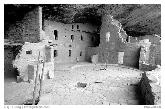 Spruce Tree house, ancestral pueblan ruin. Mesa Verde National Park (black and white)