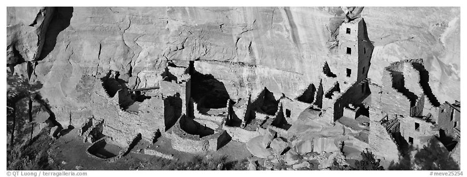 Square Tower House, tallest Ancestral pueblo ruin. Mesa Verde National Park (black and white)
