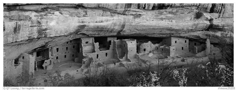 Spruce Tree House under rock overhang, Chapin Mesa. Mesa Verde National Park (black and white)
