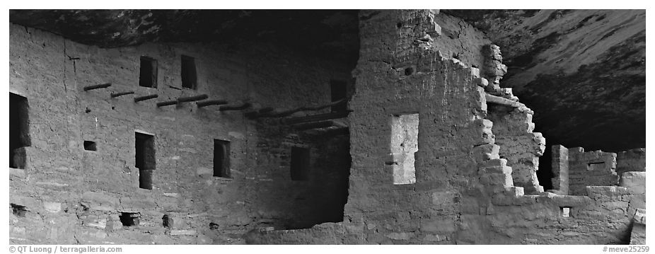 Cliff dwelling ruin. Mesa Verde National Park (black and white)