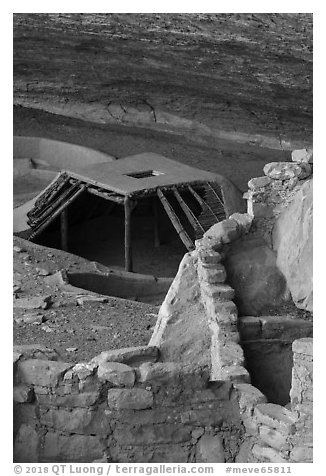 Masonery structure and pithouse, Step House, Wetherill Mesa. Mesa Verde National Park (black and white)