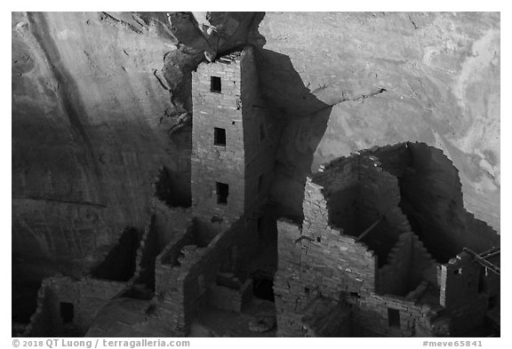 Last light on Tower of Square Tower House. Mesa Verde National Park (black and white)