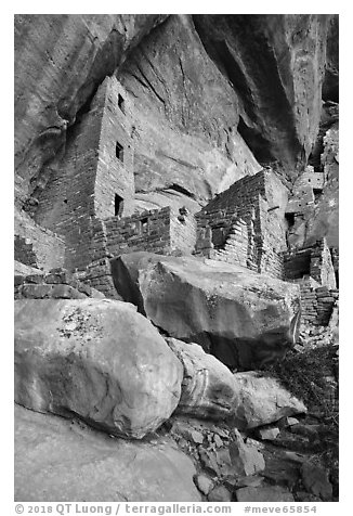 Square Tower House from below. Mesa Verde National Park (black and white)