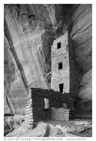 Tower and cliff inside Square Tower House. Mesa Verde National Park (black and white)
