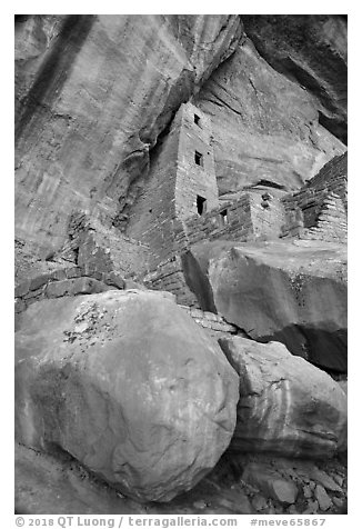 Looking up Square Tower House and cliff. Mesa Verde National Park (black and white)