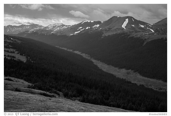 Kawuneeche Valley and Never Summer Mountains. Rocky Mountain National Park (black and white)
