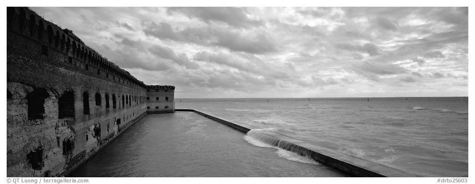 Fort Jefferson wall and ocean. Dry Tortugas National Park (black and white)