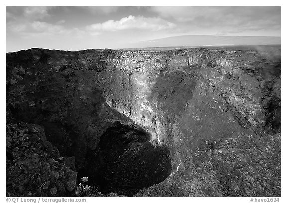 Mauna Ulu crater. Hawaii Volcanoes National Park (black and white)