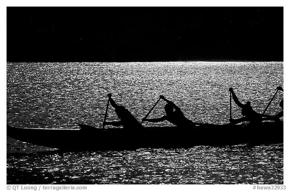 Backlit hawaiian canoe paddlers, Maunalua Bay, late afternoon. Oahu island, Hawaii, USA (black and white)