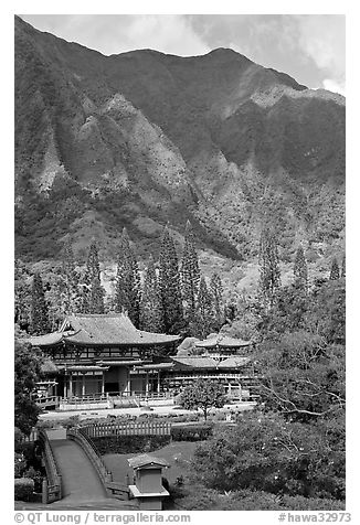 Byodo-In temple and Koolau Mountains, Valley of the Temples, morning. Oahu island, Hawaii, USA (black and white)