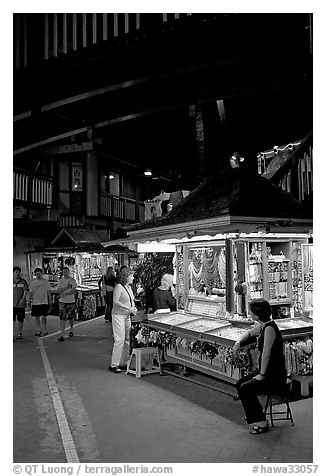 Craft stands, International Marketplace. Waikiki, Honolulu, Oahu island, Hawaii, USA (black and white)
