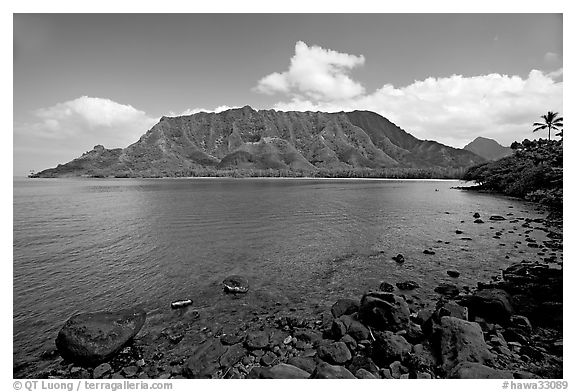 Kahana Bay, afternoon. Oahu island, Hawaii, USA (black and white)