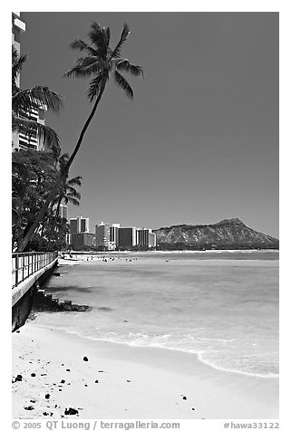 Beach and waterfront promenade. Waikiki, Honolulu, Oahu island, Hawaii, USA (black and white)
