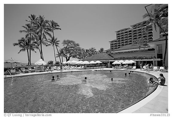 Swimming pool, Halekulani hotel. Waikiki, Honolulu, Oahu island, Hawaii, USA (black and white)