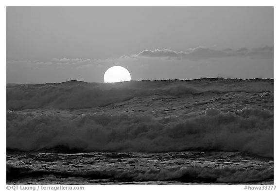 Big waves and sunset, Kee Beach. North shore, Kauai island, Hawaii, USA (black and white)