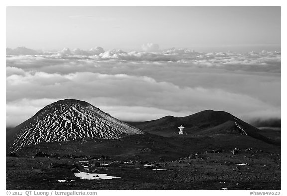 Antenna on volcano top above clouds. Mauna Kea, Big Island, Hawaii, USA